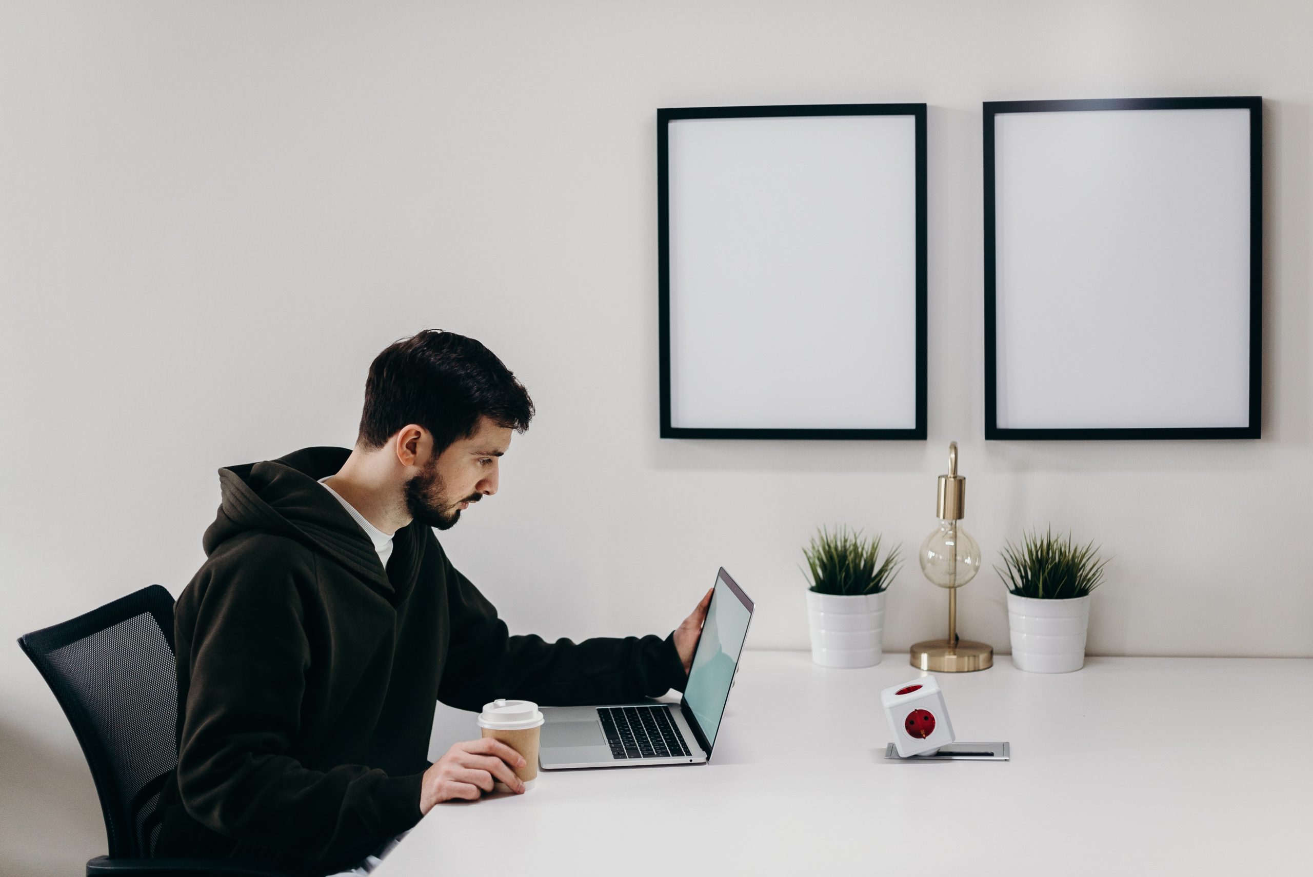 ¿Eres un nómada digital en busca de una comunidad vibrante y flexible para vivir y trabajar? Descubre por qué el coliving es la opción perfecta para ti. Lee nuestra guía completa y encuentra el coliving ideal para tus necesidades.